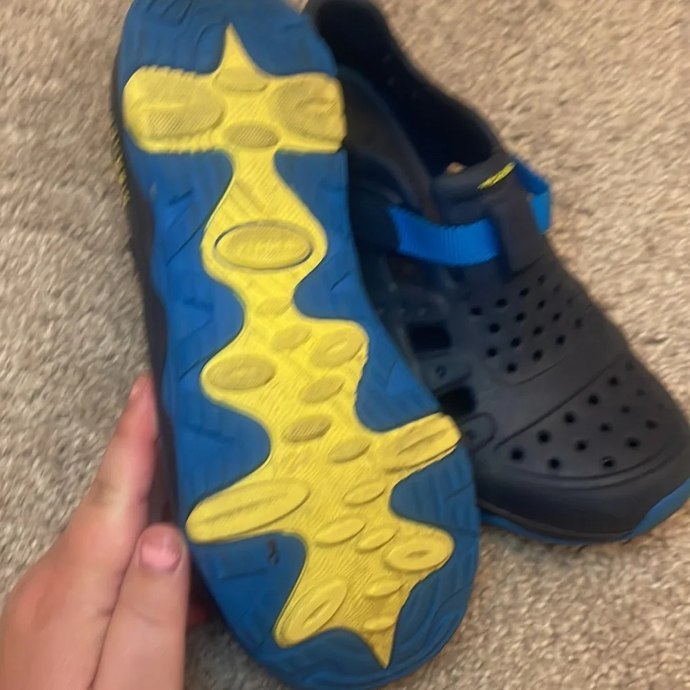 Boys Merrill swim shoes blue size 3